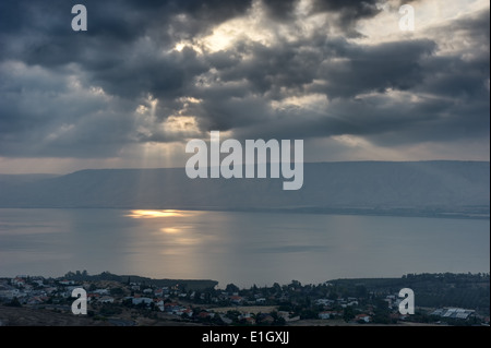 See Genezareth morgens, Leuchten Strahlen der Sonne durch die Wolken Stockfoto