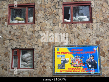 Luhansk, Ukraine, 4. Juni 2014. Regiments-Hauptquartier mit zerbrochenen Fenstern--In Luhansk militanten beschlagnahmt das Militärlager das Regiment stationiert Patrouille Nationalgarde der Ukraine wurde. Angriff dauerte mehr als zehn Stunden. Ca. 300 Kämpfer aus Gewehre, Maschinengewehre, Granaten und Granatwerfer, Scharfschützen auch gefeuert. Bildnachweis: Igor Golovnov/Alamy Live-Nachrichten Stockfoto