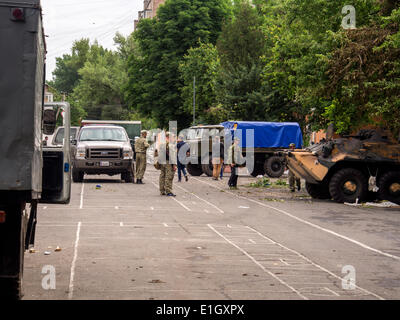 Luhansk, Ukraine, 4. Juni 2014. Bewaffnete Räuber überfallen Militärlager--In Luhansk militanten beschlagnahmt das Militärlager das Regiment stationiert Patrouille Nationalgarde der Ukraine wurde. Angriff dauerte mehr als zehn Stunden. Ca. 300 Kämpfer aus Gewehre, Maschinengewehre, Granaten und Granatwerfer, Scharfschützen auch gefeuert. Bildnachweis: Igor Golovnov/Alamy Live-Nachrichten Stockfoto