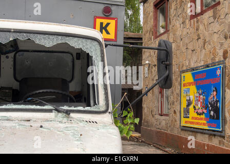 Luhansk, Ukraine, 4. Juni 2014. Windschutzscheibe des LKW wurde durch während der Nacht Schlacht gedreht. --In Luhansk beschlagnahmt militanten Militärlager das Regiment stationiert Patrouille Nationalgarde der Ukraine wurde. Angriff dauerte mehr als zehn Stunden. Ca. 300 Kämpfer aus Gewehre, Maschinengewehre, Granaten und Granatwerfer, Scharfschützen auch gefeuert. Bildnachweis: Igor Golovnov/Alamy Live-Nachrichten Stockfoto