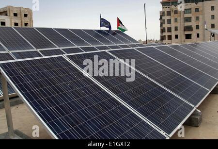 Hebron, Westjordanland, Palästinensische Gebiete. 3. Juni 2014. Palästina und Europäische Union Flaggen werden auf Solar-Panels bei al-Ahli Krankenhaus, in der West Bank von Hebron, Juni 4. Mai 2014 gesehen. Al-Ahli Krankenhaus Wind Energy Projekt (AWEP) finanziert durch die Europäische Union ist ein innovatives Pilotprojekt, die das Design und die Implementierung eines integrierten kostengünstige, nachhaltige und zuverlässige saubere Energie, mit sehr niedrigen Umweltkosten und öffentliche Bewusstseinsbildung, die enormen Möglichkeiten der sauberen Energietechnologien beteiligt (Credit-Bild: © Mamoun Wazwaz/APA Bilder/ZUMAPRES Stockfoto