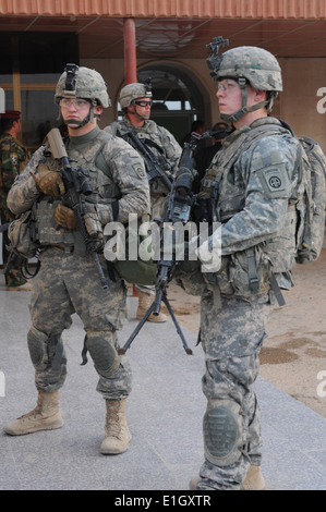 Fallschirmjäger der 1. Bataillon, 325. Airborne Infanterie-Regiment, 2. beraten und unterstützen Brigade arbeiten mit der irakischen Armee zu Stockfoto