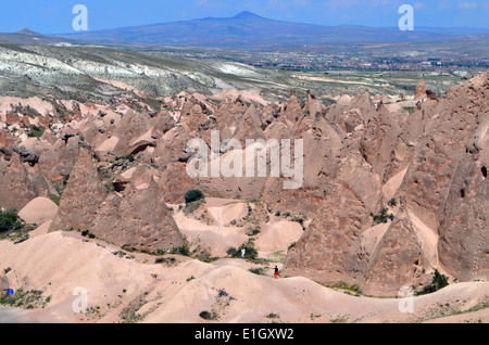 Kappadokien, Türkei. Seltsame Landsof Märchen mit einer Kappe aus Basalt, die sich, verursacht durch zwei Vulkane, Erciyes & Hasan erneuert Stockfoto