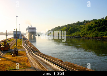 Kreuzfahrtschiff betritt die Miraflores-Schleuse in den Panama-Kanal. Vom frühen Morgen an einem schönen sonnigen Tag in Panama, Mittelamerika. Stockfoto
