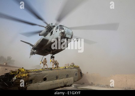 US-Marines mit Hubschrauber-Support-Team (HST), 2. Marine Logistics Group Haken eine Schlinge auf eine CH-53E Super Stallion helic Stockfoto