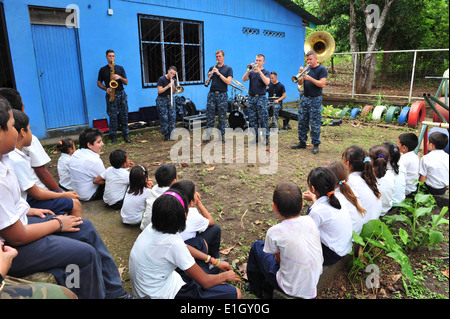 US-Segler mit der US-Flotte Kräfte Band führen für Studierende in Calderas, Costa Rica, während weiterhin Versprechen Aug. 10, 2 Stockfoto