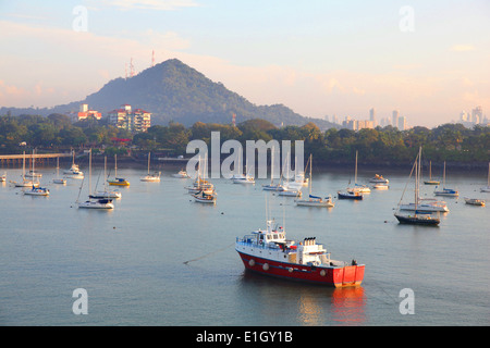 Küste von Panama mit Booten am Anker, üppige Vegetation & Panama-Stadt in der Ferne, Panama, Mittelamerika. Stockfoto