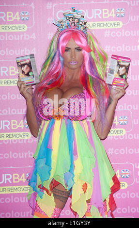 London, UK. 4. Juni 2014. -Katie Price nimmt an einem Fototermin in ihrer Rolle als Botschafterin für ColourB4 Farbe Haarentferner, bei The Worx in London. Bildnachweis: Brian Jordan/Alamy Live News Stockfoto