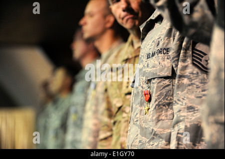 Bronze Star mit einem Valor Gerät sehen Sie auf der Brust der US Air Force Master Sgt. Christopher Banks, ein Boden-Medic mit Stockfoto