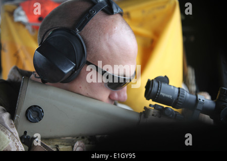 Ein US-Marine mit der maritimen Raid Kraft 11. Marine Expeditionary Unit zielt eine Gewehr M16A4 aus einem Hubschrauber während einer Zählung Stockfoto