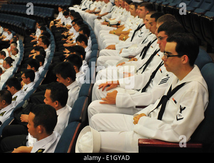 US-Seeleute, oberste Zeile und Republik der Singapur Marine Matrosen hören auf Bemerkungen während der Eröffnungsfeier für Zusammenarbeit Afl Stockfoto