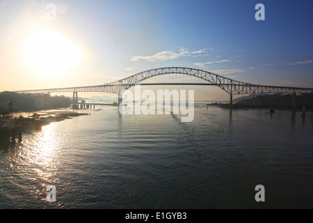 Sonnenaufgang hinter der Bridge of the Americas, über den Panamakanal, Panama, Mittelamerika. Stockfoto