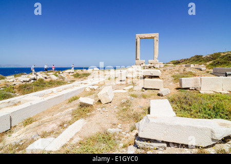 Touristen auf den Tempel des Apollo Arch, Insel Naxos, Kykladen, Griechenland Stockfoto