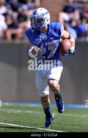 Ty MacArthur, ein senior Football-Spieler für die US Air Force Academy Falcons, läuft der Ball über das Spielfeld während einer Fußball-g Stockfoto