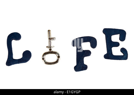 Das Wort buchstabiert Leben in Holzbuchstaben mit einem Schlüssel eingefügt Stockfoto