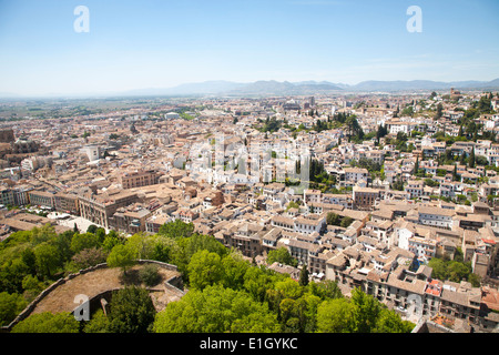 Blick auf Innenstadt und historischen maurischen Bauwerke im Albaicin Bezirk von Granada, Spanien gesehen von der Alhambra Stockfoto