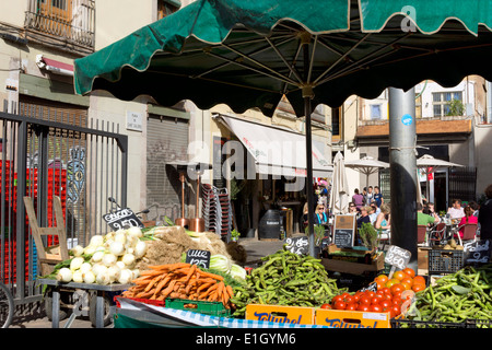 Ein Marktstand, Verkauf von Gemüse in Barcelona, Spanien Stockfoto