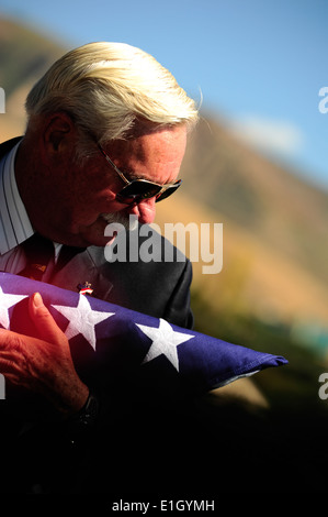 Jennings H. Mease Jr. hält eine amerikanische Flagge während einer Trauerfeier für seinen Vater US Army Air Forces Capt Jennings H. Mea Stockfoto