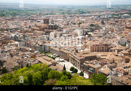 Blick auf Innenstadt und historischen maurischen Bauwerke im Albaicin Bezirk von Granada, Spanien gesehen von der Alhambra Stockfoto