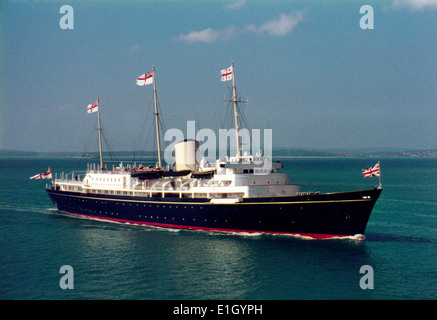 AJAXNETPHOTO. 1970S. PORTSMOUTH, ENGLAND - ROYAL PLENDOUR - HMRY BRITANNIA, DER ANFANG DER 1970ER JAHRE IN DEN HAFEN EINDRINGT FOTO: VIV TOWNLEY/AJAX REF:1972 V2 Stockfoto