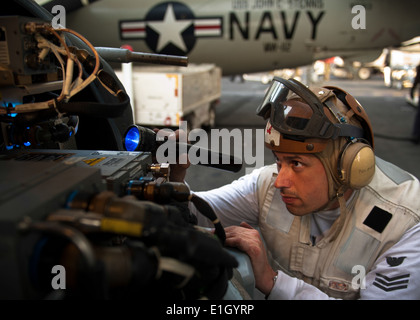 US Marine Aviation Elektroniker / 1. Klasse Christopher Linares sucht nach Fremdkörper Fremdkörper in einem MH-60R Meer Haw Stockfoto