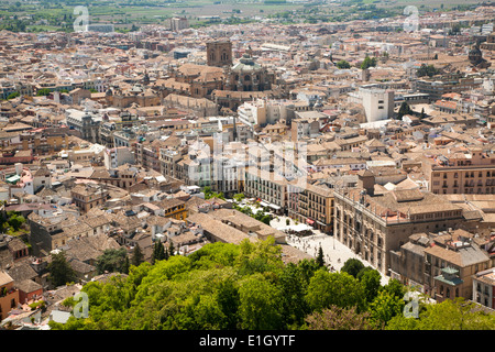 Blick auf Innenstadt und historischen maurischen Bauwerke im Albaicin Bezirk von Granada, Spanien gesehen von der Alhambra Stockfoto