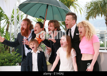 Lisa Loven Kongsli, Clara Wettergren, Ruben Östlund, Vincent Wettergren, Johannes Bah Kuhnke und Kristofer Hivju in cannes Stockfoto