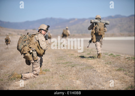 US-Marines mit der 11. Marine Expeditionary Unit Praxis patrouillieren während eines Überfalls trainieren Sie im Camp Pendleton, Kalifornien, Oct. Stockfoto