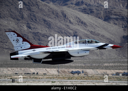 US Air Force Captain Nicholas Holmes, Thunderbird 4, Slot-Pilot und IndyCar Treiber j.r. Hildebrand, zieht in die f-16-Fiqh Stockfoto