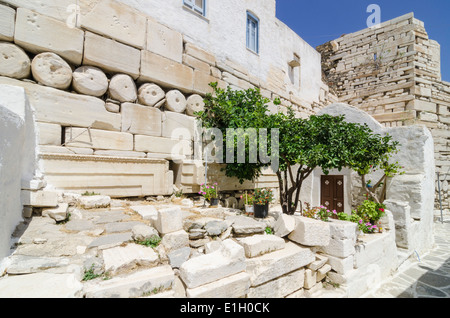 Alten Kastro Wand und weiß getünchte Kirche in Parikia, Insel Paros, Griechenland Stockfoto