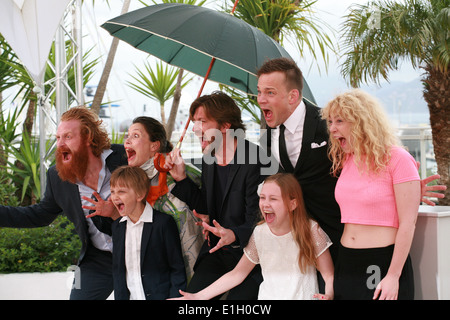 Lisa Loven Kongsli, Clara Wettergren, Ruben Östlund, Vincent Wettergren, Johannes Bah Kuhnke und Kristofer Hivju in cannes Stockfoto