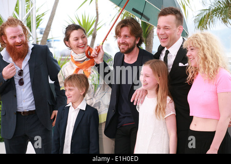 Lisa Loven Kongsli, Clara Wettergren, Ruben Östlund, Vincent Wettergren, Johannes Bah Kuhnke und Kristofer Hivju in cannes Stockfoto