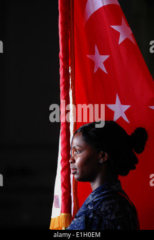 U.S. Navy Ship s trainiert Serviceman Seemann Kimberly Fleming mit der Farbe Wache an Bord des Flugzeugträgers USS George Washin Stockfoto