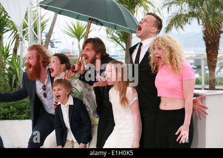 Lisa Loven Kongsli, Clara Wettergren, Ruben Östlund, Vincent Wettergren, Johannes Bah Kuhnke und Kristofer Hivju in cannes Stockfoto
