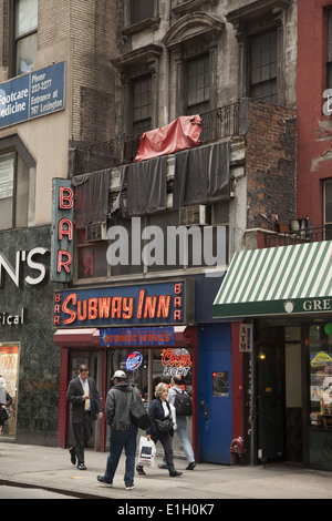 U Inn Bar hat von seiner Seite auf E. 6th Street auf der anderen Straßenseite von Bloomingdales seit 1937 betrieben. Stockfoto