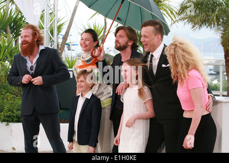 Lisa Loven Kongsli, Clara Wettergren, Ruben Östlund, Vincent Wettergren, Johannes Bah Kuhnke und Kristofer Hivju in cannes Stockfoto