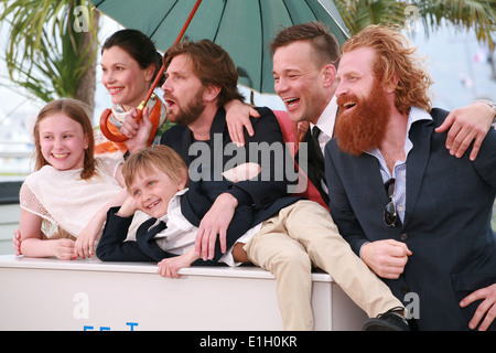 Lisa Loven Kongsli, Clara Wettergren, Ruben Östlund, Vincent Wettergren, Johannes Bah Kuhnke und Kristofer Hivju in cannes Stockfoto