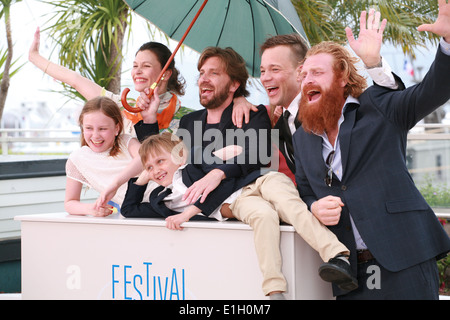 Lisa Loven Kongsli, Clara Wettergren, Ruben Östlund, Vincent Wettergren, Johannes Bah Kuhnke und Kristofer Hivju in cannes Stockfoto