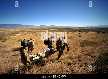 US Air Force Pararescuemen, zugeordnet zu den 48. Rescue Squadron Davis Monthan AFB., Carry Wurf Patienten während einer earthquak Stockfoto