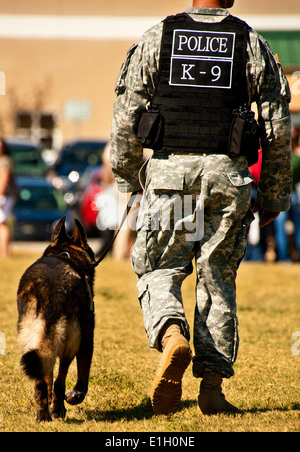 Eine Armee k-9 Unit Patrouillen im Garten während der 7th Special Forces Group Banddurchtrennungszeremonie und Tag der offenen Tür, Okt. 14. ATT Stockfoto
