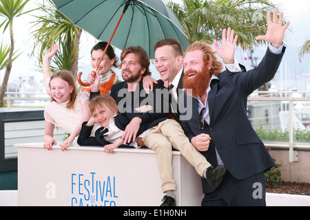 Lisa Loven Kongsli, Clara Wettergren, Ruben Östlund, Vincent Wettergren, Johannes Bah Kuhnke und Kristofer Hivju in cannes Stockfoto