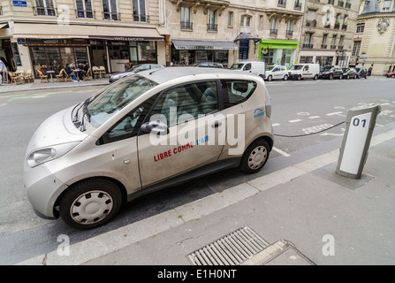 Autolib' Bolloré Bluecar angeschlossen zum Aufladen, Bestandteil der electric Car sharing-Service in Paris, Frankreich Stockfoto