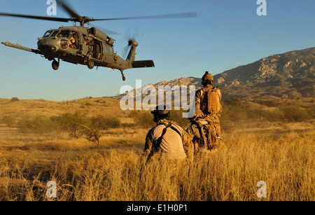 Pararescuemen der US Air Force mit dem 58. Rescue Squadron Signal in einem HH-60 Pave Hawk-Hubschrauber der 66. Rettung S zugewiesen Stockfoto