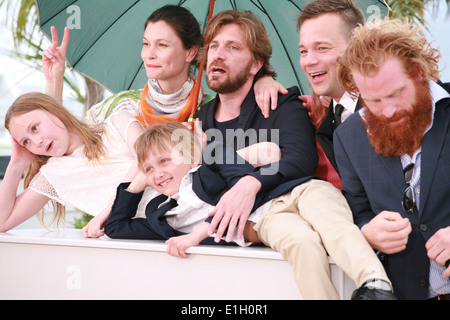 Lisa Loven Kongsli, Clara Wettergren, Ruben Östlund, Vincent Wettergren, Johannes Bah Kuhnke und Kristofer Hivju in cannes Stockfoto