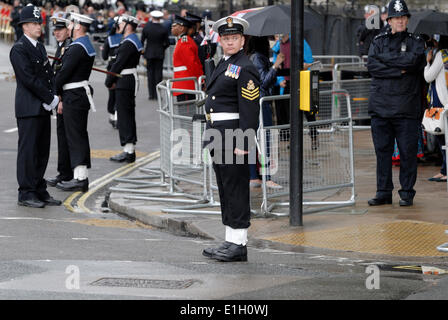 Mitglieder der Streitkräfte im Einsatz in Parliament Square während der Parlamentseröffnung, Westminster, London. 4. Juni 2014 Stockfoto