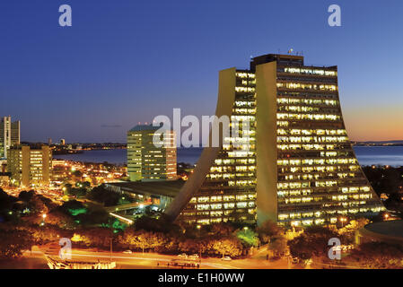 Brasilien, Rio Grande do Sul, Porto Alegre, Twilight, Abend, Sonnenuntergang, Guaíba See, Administration Center des Staates Rio Grande Sul, Architektur, Beleuchtung, Bulding, Sinnbild, Wasser, Stadt, Stadt, Abend, landschaftlich, über den Dächern von Porto Alegre Stockfoto