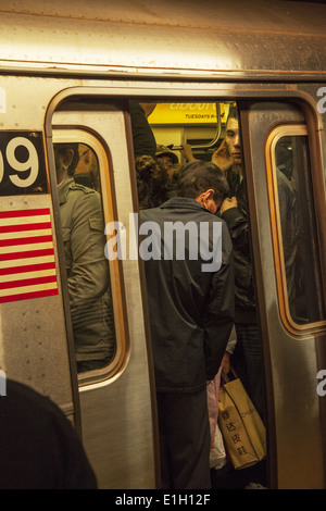U-Bahn-Züge und Plattformen sind im Feierabendverkehr in Manhattan verpackt. Broadway / Lafayette Stop, SOHO. Stockfoto