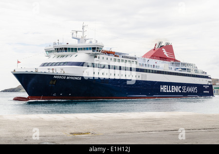 Hellenic Seaways Nissos Mykonos Schiff bei bewölktem Himmel in Syros, Griechenland Stockfoto