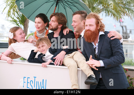 Lisa Loven Kongsli, Clara Wettergren, Ruben Östlund, Vincent Wettergren, Johannes Bah Kuhnke und Kristofer Hivju in cannes Stockfoto
