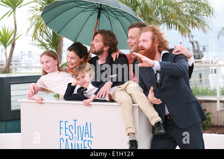Lisa Loven Kongsli, Clara Wettergren, Ruben Östlund, Vincent Wettergren, Johannes Bah Kuhnke und Kristofer Hivju in cannes Stockfoto